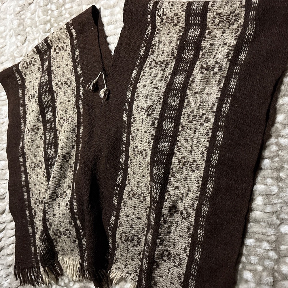 Vtg Handwoven South American wool poncho Geometric Fringed Hem Earthy See Photos